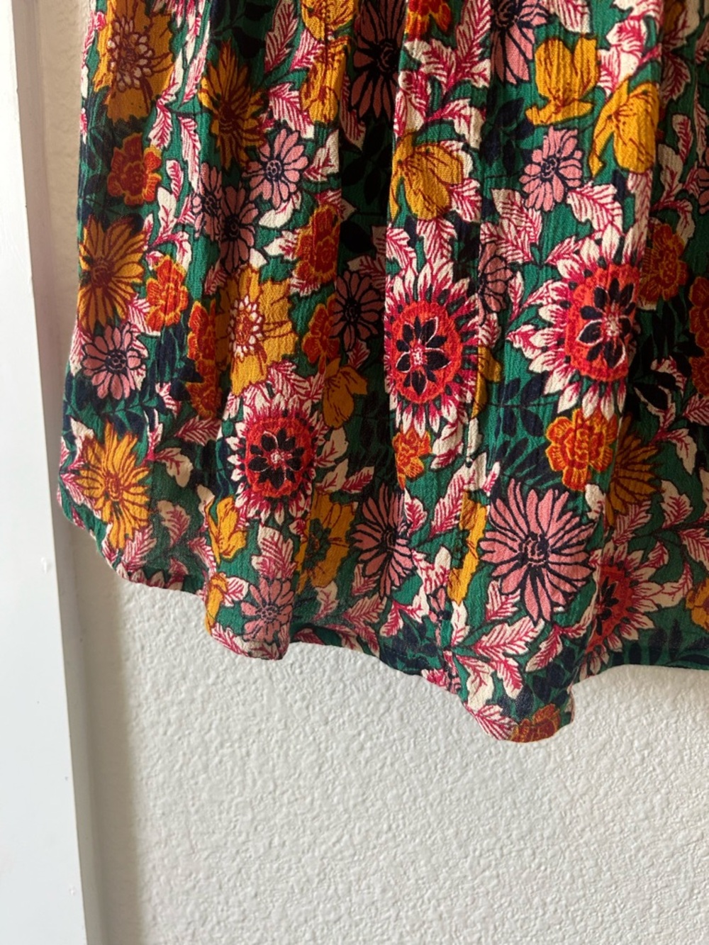 Anthropologie Akemi + Kin Green Floral Print Top! - Picture 10 of 10